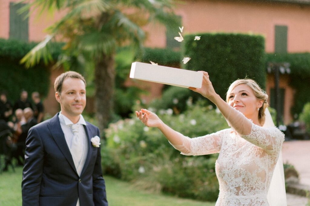 bride and groom releasing butterflies on their wedding in italy planned by italy wedding planner atelier crespi