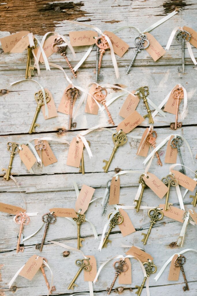vintage keys as wedding dinner name cards planned by atelier crespi wedding planner in italy