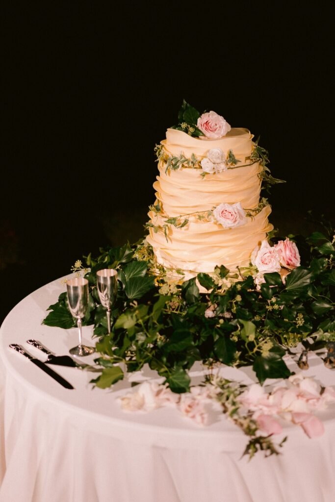 romantic wedding cake with vines and roses for a wedding in italy planned by atelier crespi