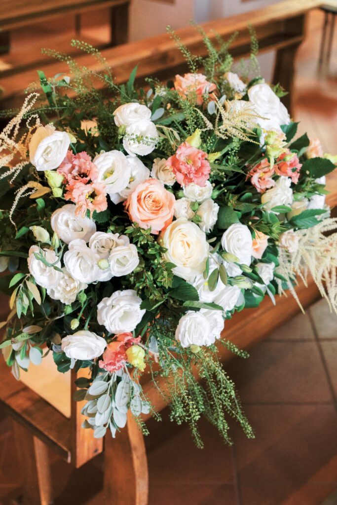 White, blush and peach wedding flower decorations by italy wedding planner atelier crespi