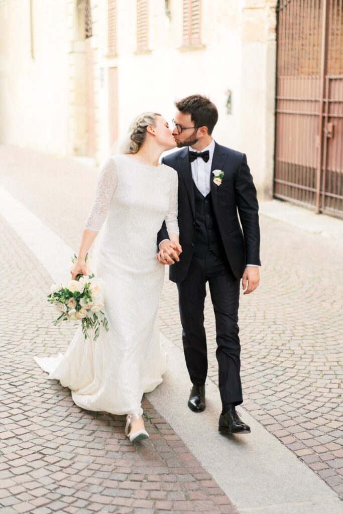 bride and groom kissing after their wedding ceremony in italy planned by wedding planner atelier crespi