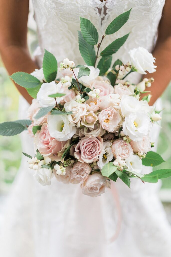 white roses, pink rosed and greenery wedding bouguet for a destination wedding in italy planner by wedding planner atelier crespi