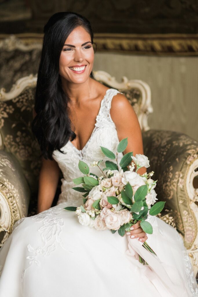 bride with bouquet of pink and white roses before her wedding ceremony planned by atelier crespi wedding planner in italy