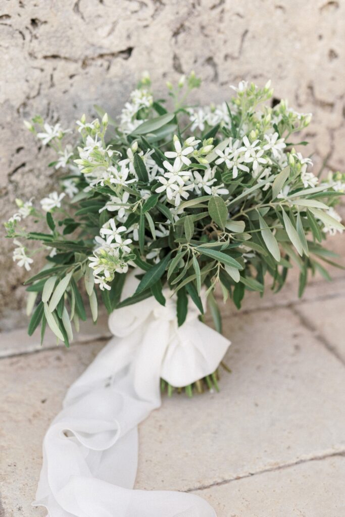 jasmin and greenery wedding bouquet for a minimal wedding in tuscany by atelier crespi italy wedding planner