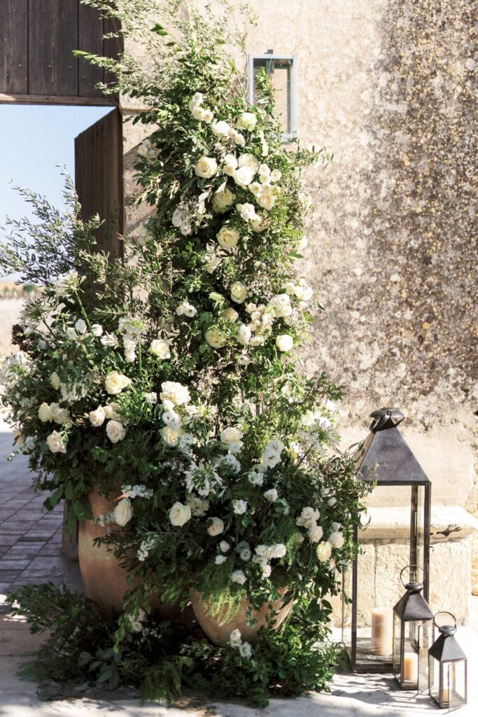 wedding planner in italy - green and white minimal wedding flower arrangements by atelier crespi