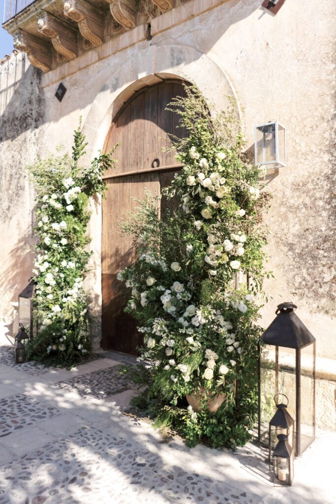 minimal and sophisticated wedding decoration in tuscany by destination wedding planner atelier crespi
