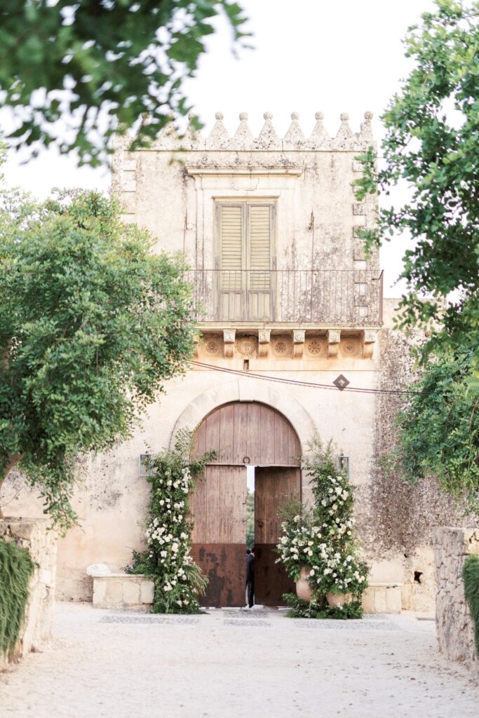 white and greenery decorated wedding venue for a destination wedding in tuscany by atelier crespi wedding planner